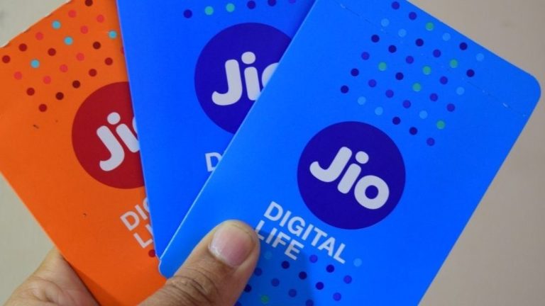 JIO gives gifts to customers
