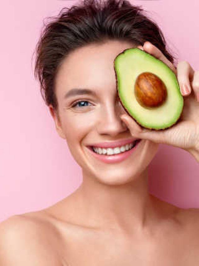 Pretty,Woman,Holds,Half,An,Avocado,In,Front,Of,Her