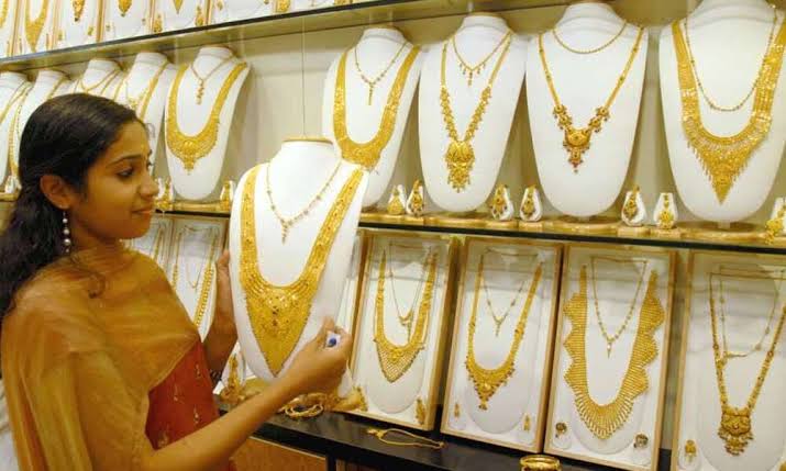 Rush in the market to buy gold Cheaper by Rs 4340