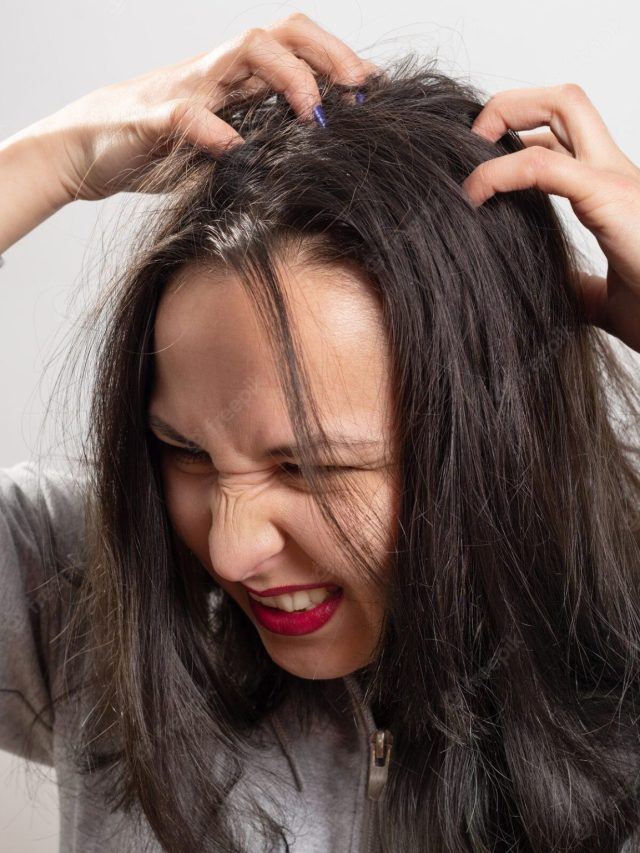 closeup-woman-hand-itchy-scalp-hair-care-concept_159057-616