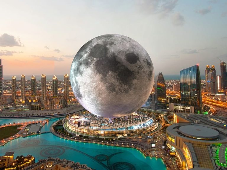 Dubai Moon After spending 40 thousand crore rupees the moon