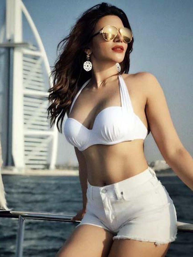 2Shama-Sikander-is-looking-breathtakingly-hot-in-this-pic
