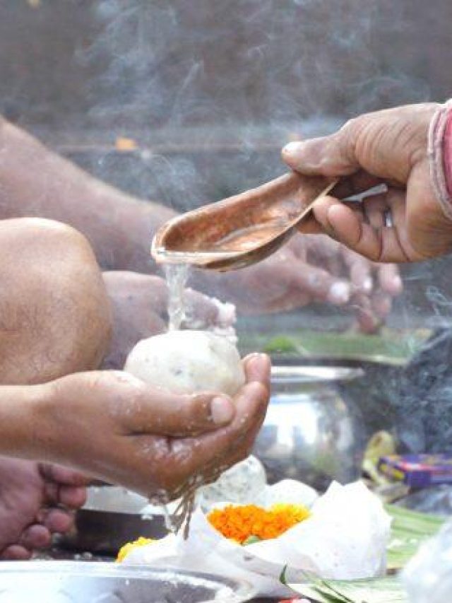 Tarpan-during-Pitra-Paksha-Ceremony