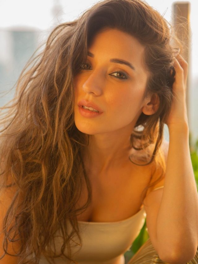 Heli Daruwala Mesmerising Cliks_3