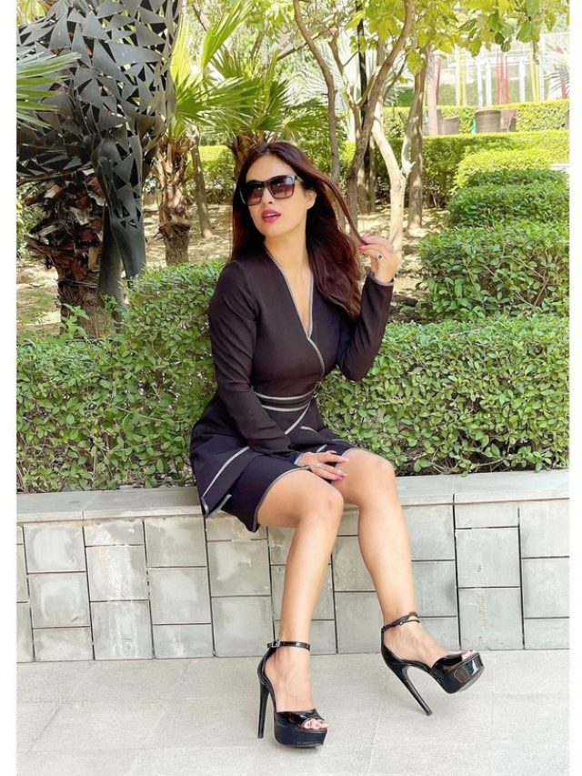 Neha Malik Amazing Looks in Black Dress_14