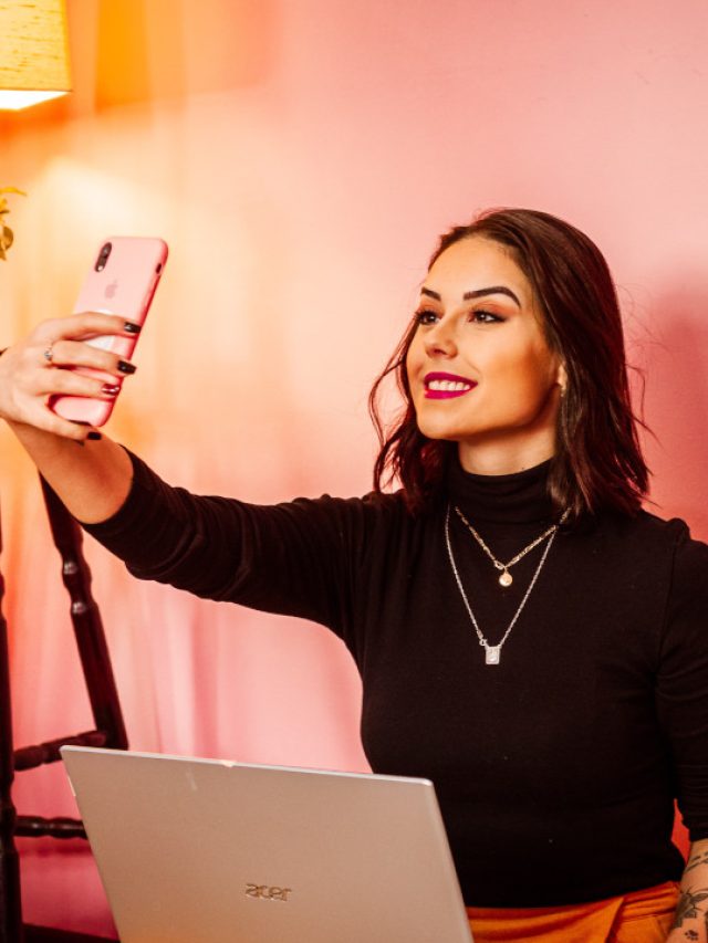 hold-phone-up-when-posing-for-selfie