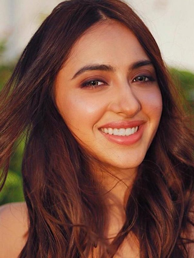 cropped-Akansha-Ranjan-Kapoor-smiling.jpg