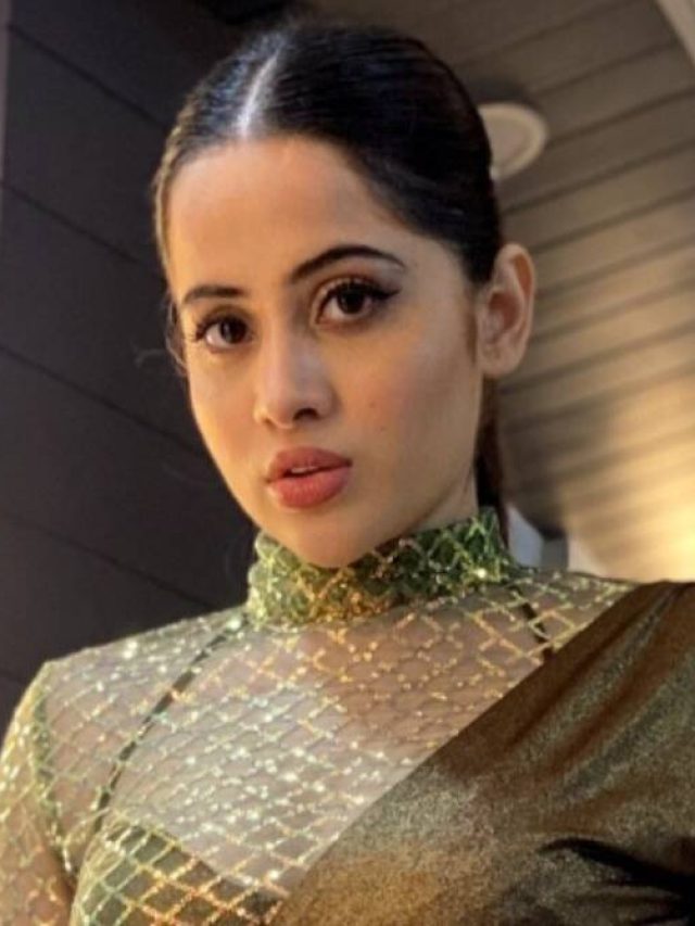 Netizens-are-amazed-after-seing-urfi-jawed-in-Jeans-top